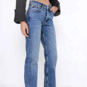 Säljer mina zara jeans i modellen the midwaist straight då de inte passar längre 