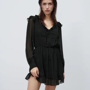  klänning  - Säljer denna super fina klänningen från zara som aldrig kommit till användning, prislappen finns kvar! 💕  Skriv om ni har frågor💕💕 Frakt ingår ej 🚚 