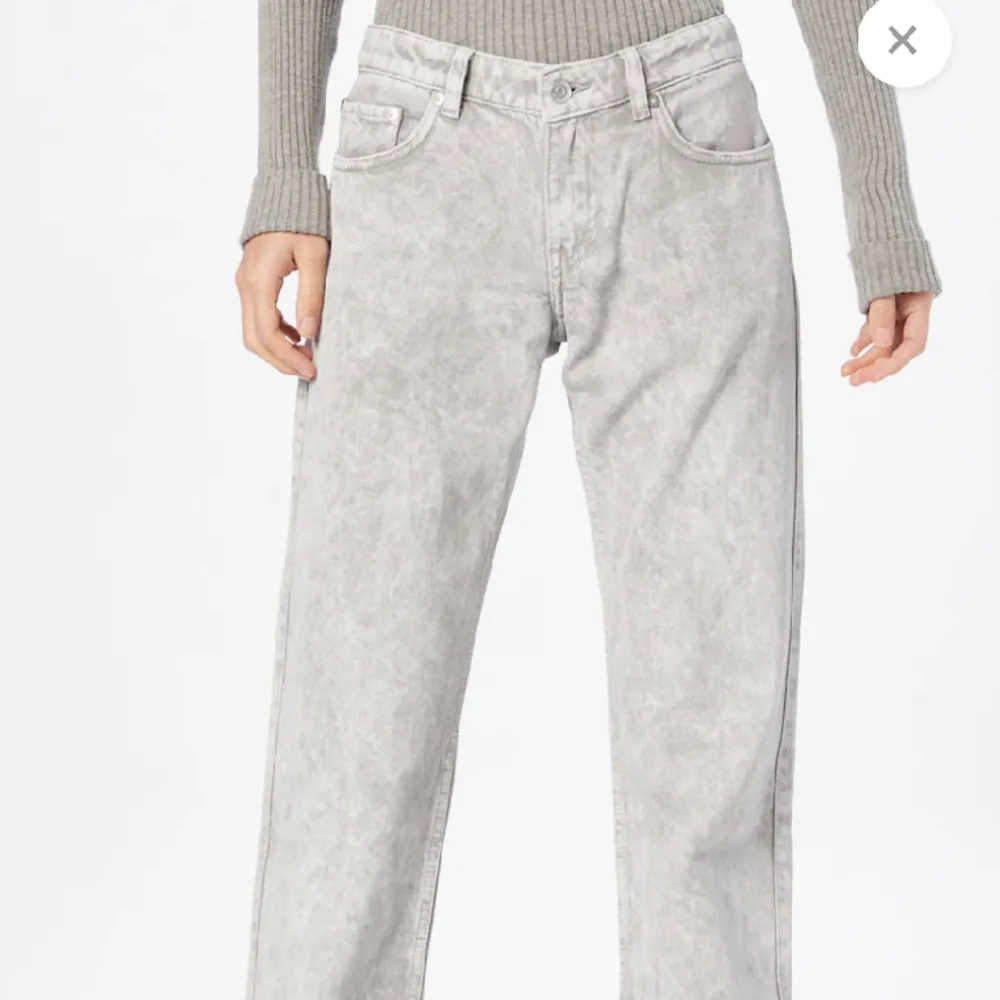 Jeans från weekday i modellen ”arrow Low straight” med en washed out grå färg. Storlek w27 l30.. Jeans & Byxor.