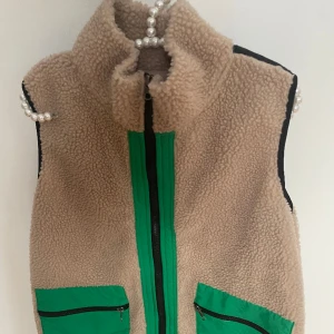 Teddy väst - Supersnygg ”teddy” väst ifrån only, storlek: M🩷 använd endast en gång! För fler frågor så är det bara att skriva🩷 OBS! Köparen står alltid för frakten🫶🏼