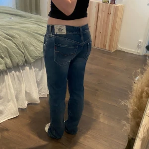 Replay jeans - Jättesnygga replay jeans med stenar på bakfickorna