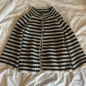 Så fin overshirt  - Jättefin kofta från briger mikkelsen som tyvärr inte kommer till användning. Liten i storleken så passar nog bättre för en s men lappen säger m. 🩷