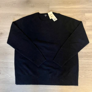 Stickad tröja. 100% ull  - Stickad tröja i ull. Tröjan är endast provad och alla prislappar är kvar. Nypris 499kr om den inte är slutsåld. 