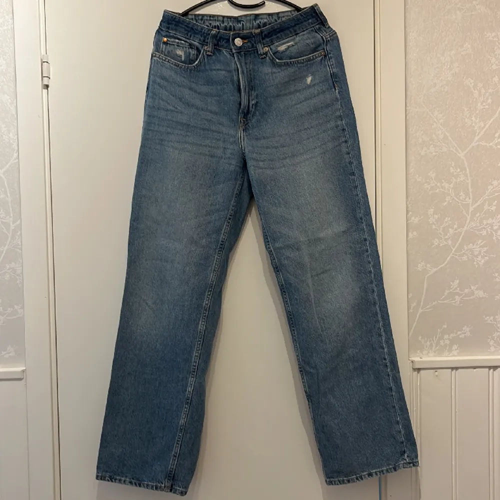 Säljer dessa Loose straight high waist jeans från hm i storlek 38. Byxkanten runt midjan är mörkare än resten av jeansen (som på bilden). Använda ett fåtal gånger. Jeans & Byxor.