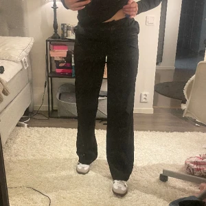 Kostymbyxor  - Kostymbyxor som använts ett fåtal gånger bara, från Ida Carlsson x NA-KD i storlek 36 som jag säljer pga att jag har flera par! Nypris 499kr, säljer för 200kr