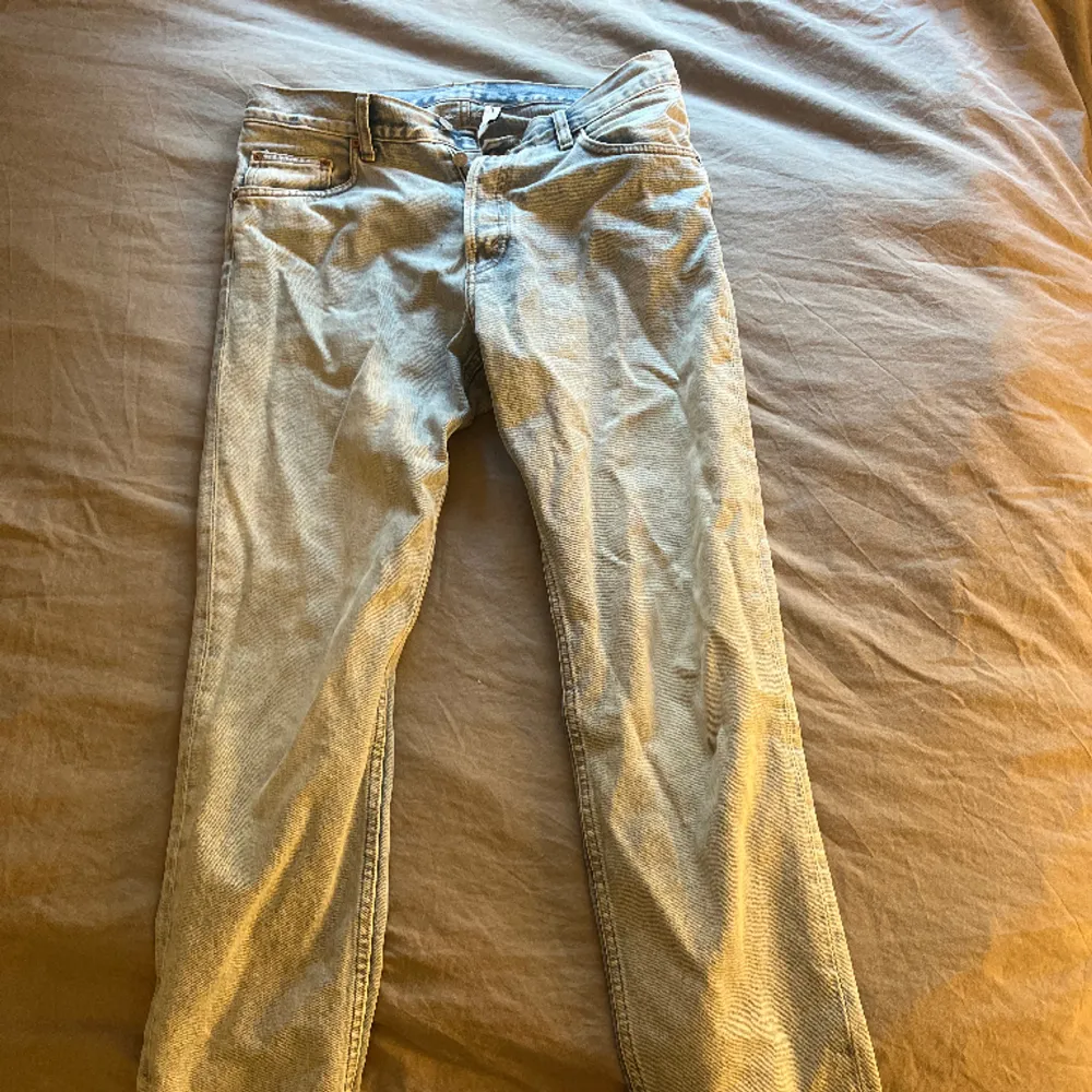 Säljer ett par jeans från Weekday i herr modell, modellen är Barell relaxed tapered jeans, i den blå färgen men på andra bilden visas modellen, aldrig använda utan bara tvättade en gång, nypris 600🤩. Jeans & Byxor.