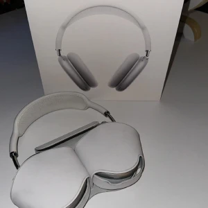 Trådlösa airpods max - Använda enstaka gånger, men stora hörlurar är inte min grej så inte blivit att dom kommer till användning. Inhandlade 2023 i maj. Äkta såklart. Inga defekter eller skador. Finns orderbekräftelse som bevis. Allt på bilden medföljer. Kom med bud! 