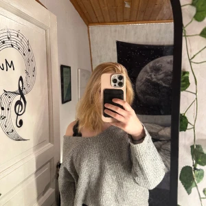 grå stickad - bra skick och skönt material