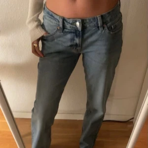 Low waist jeans  - Köpte dessa från carling för 599kr säljer dessa ju för endast 350kr Beställde för typ 1 månad kvar o har kvar lappen men de försent att lämna tillbaka. Storlek s och är 163 cm