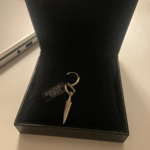 Maria Nilsdotter örhänge - Helt nytt Maria Nilsdotter örhänge som jag fick i julklapp. Använd en gång och har kvittot. Skriv för fler bilder, inga byten🥰 Använd gärna köp nu❤️ Orginalpris 2295kr