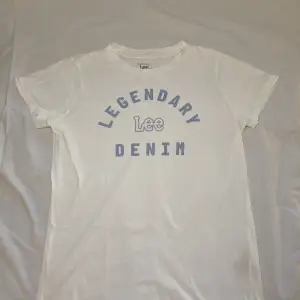 En lee T-shirt som inte kommer till användning, i nytt skick och använd endast fåtal gpnger