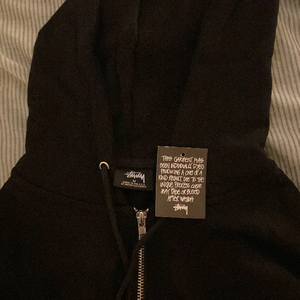 Stussy zip hoodie storlek M aldrig använd . Hoodies.