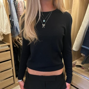 Stickad tröja - Säljer denna mörkblåa runt stickade tröjan! Passar till allt och väldigt användbar. Från uniqlo i storlek XS, passar även S