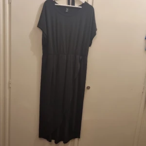 Klänning - Klänning med slits. Oanvänd. 