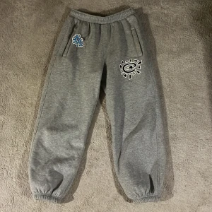 adwysd byxor - Ett par adwysd byxor som är använda en gång och säljer på grund av att de är för små. Ställ gärna frågor eller funderingar. Möjlighet till fler bilder finns. Nypris 1221kr.