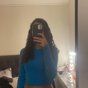 En blå tröja - En basic blå magtröja  tröja