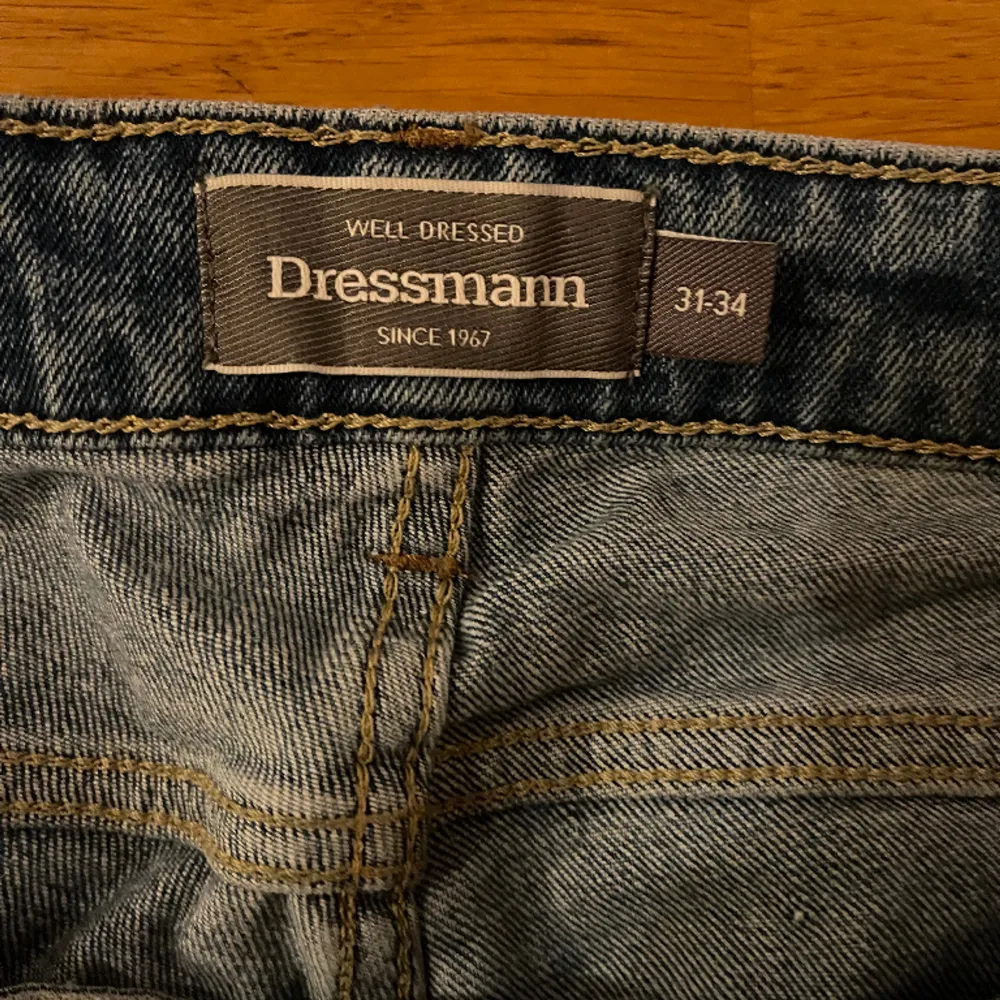 Blåa jeans från dressman. Regular/skinny fit i storlek 31/34. Har använts en hel del men i fint skick och utan hål eller liknande. 188 lång för referens. Hör av er vid frågor! :). Jeans & Byxor.