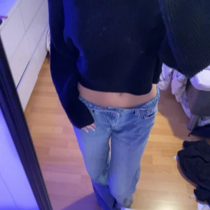 Svart stickad tröja  - Bra skick använd några gånger, men inget som man ser så.  Köpt för ett tag sedan 