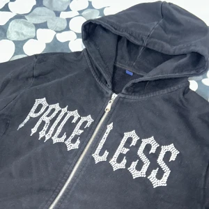 Priceless rhinestone hoodie - Riktigt skön svart rhinestone zip-hoodie. Passar det både män och kvinnor. Säljer den då jag har en till i en annan färg och jag inte längre använder denna, det är nästintill nyskick!! Storlek M.