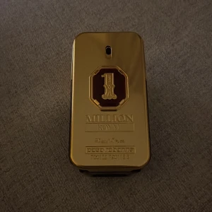 One million royal parfym - Tjena, jag säljer en one million royal parfym. Ca 40 ml kvar. Nypris ca 800kr och jag säljer för 350kr. Ha de gött/ Viggo😀