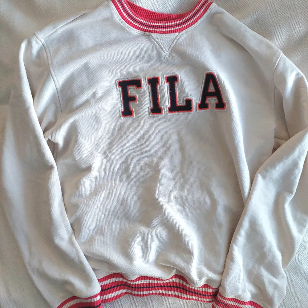 Supersnygg vintage fila tröja från 90/00 -talet! Lite nopprig men annars i fint skick 🫶 . Hoodies.