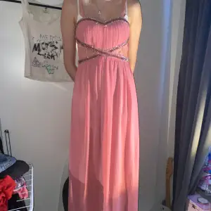 Jättefin rosa långklänning, möjligtvis balklänning om man vill🥰 nyskick med lappen kvar❤️ 