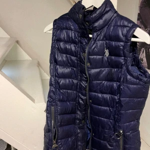 Hilfiger väst  - Perfekt mot våren!  