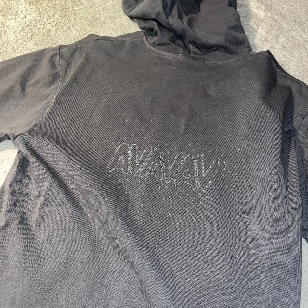 Tröja med luva från Avavav, knappt använd väldigt fint skick. Google ”AVAVAV Cash Cow hooded T-shirt” för fler bilder. Nypris 2800 kr.. Hoodies.