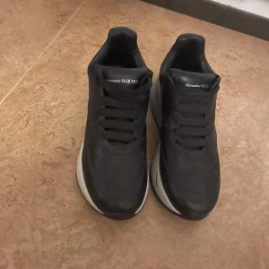 Alexander McQueen OS sneakers - Skick: 8/10 Storlek: 43 Nypris: 3800 Går att förhandla