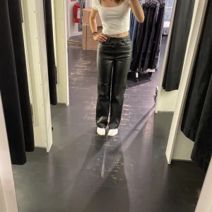 Svarta läderbyxor  - Svarta läderbyxor från bik bok⭐️ nästan aldrig använda och är i super skick. Lång i benen (själv 1,69-1,70) köpt nya för 599kr🤍