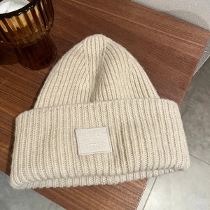 Acne studios mössa - Fet mössa från Acne Studios som knappt är använd. Det finns inget slitage. Köppt för 1600 mitt pris 800