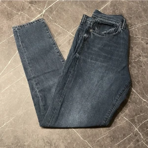 3 pack jeans - Säljer 3 par jeans i ett och samma paket.  Bild 1- Selected Homme (30) Bild 2- dressman (30) Bild 3- East west (32)  Alla jeans är i fint skick.  Super pris så passa på!