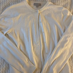 Kofta  - Säljer denna supergulliga koftan ifrån h&m. Köpt för 200 ungefär och den är endast använd 2-3 gånger. Stl M men passar XS/S också💕