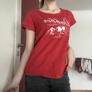 Röd Dobber topp - Säljer denna fina röda dobber toppen❤️ Jag vet inte hur jag ska beskriva färgen mer än att det är den finaste nyansen av rött ( enligt mig då🤭