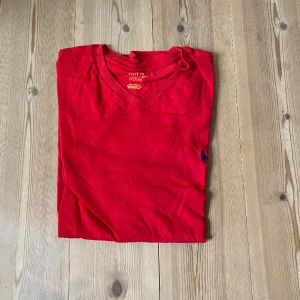 Polo T-shirts - Säljer 2 st polo t-shirts då båda är för små. Använda 1-2 gånger. OBS! Märk att ena är V-ringad. Bättre pris kan diskuteras vid köp av båda. S i storlek