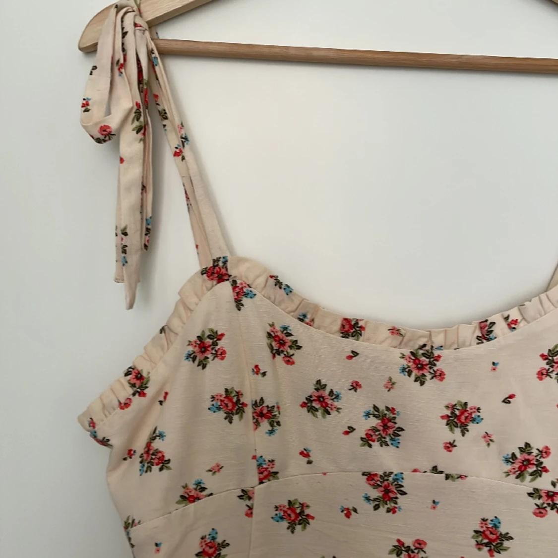 Blommig midiklänning - 90