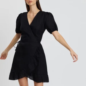 Klänning  - Super fin klänning i linne, älskar!! Väldigt bra skick💘 Skriv vid frågor eller fler bilder🤗