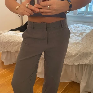 Gråa kostymbyxor - Gråa lågmidajde kostymbyxor från Gina💋 storlek S och sitter fint! Inga defekter!