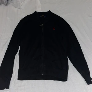 Ralph Lauren - Säljer en riktigt snygg och skön polotröja till ett otroligt bra pris. Lite smått smutsig men tvättas såklart innan köp. Pris kan diskuteras, hör av dig för fler frågor👋