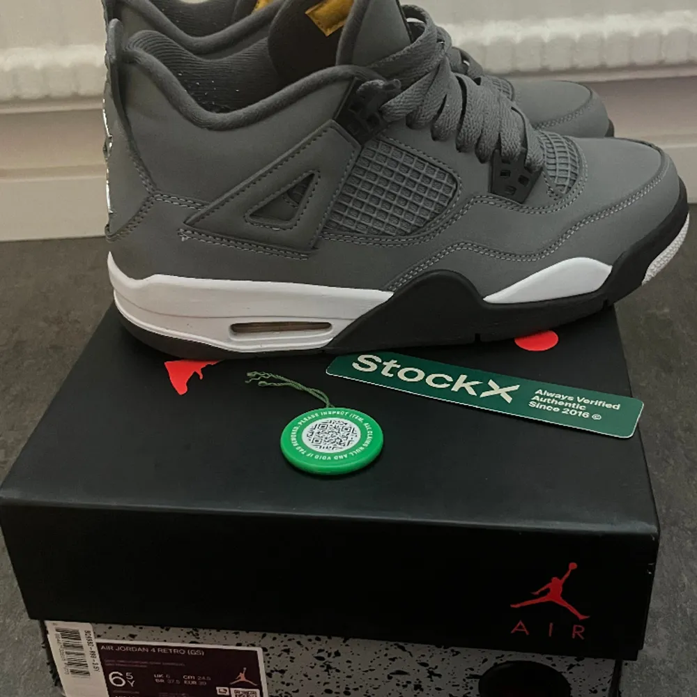 Säljer dessa Air Jordan 4 (GS) Storlek 39, cm 24,5. I färgen Cool Gery. Köpta från StockX. Använda 1 gång i fint skick. Nypris 4899 kr. . Skor.