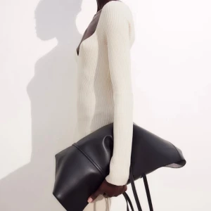 svart stickad klänning - Säljer denna klänning fast i svart, använd bara ett fåtal gånger så nyskick!🤍 nypris 400