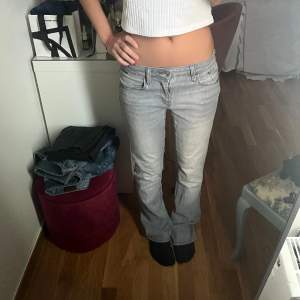 Säljer mina snygga Mavi Bella jeans då de inte kommer till användning!❤️