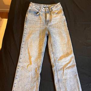 Högmidjade jeans från bikbok i Tower modellen Waits 26 length 32 Använda fåtal gånger