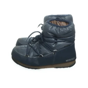 Moon boots - Säljer mina moon boots storlek 39, såå sköna och varma!💘 Lite slitage längst fram på båda skorna, därav priset, men annars väl omhändertagna. Skriv gärna för fler bilder!🫶