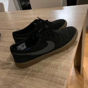 Vans skor - Hej! Nu säljer jag dessa vans skor som är i extremt bra skick (9-10). Nypris ligger runt 700kr så därför anser jag att det är Lämpligt att lägga priset på 189 (Öppen för prisförslag!)