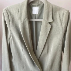 Kavaj  - Figursydd kavaj i mintgrön färg! Jättefin och bekväm kavaj köpt secondhand (ursprungligen från HM). Vet inte exakt storlek men tippar på M/L. Bra skick! Skriv privat för fler bilder 🫶🏻