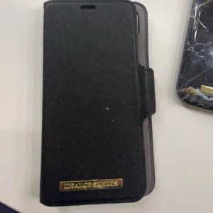 Plånboks fodral med magnet - Säljer detta plånboksskal ifrån ideal of Sweden då det inte andvänds.