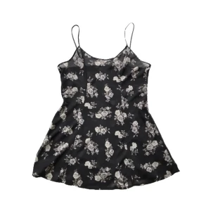 Meshklänning - Kort blommig meshklänning! Uppskattas till storlek M, passar även S. Ganska genomskinlig, passar att ha något under/ha den över något. Hör av dig om du är intresserad, vill få mått eller har andra frågor <3