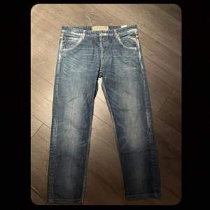 Säljer mina fett fräsch replay jeans.. passar mig bra är 183 cm väger 75.. bra pris för ett par replay jeans 399