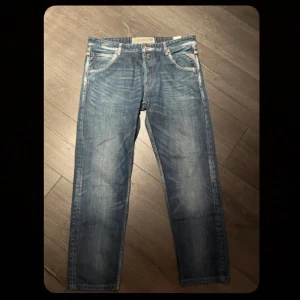 Replay jeans 33/34 - Säljer mina fett fräsch replay jeans.. passar mig bra är 183 cm väger 75.. bra pris för ett par replay jeans 399